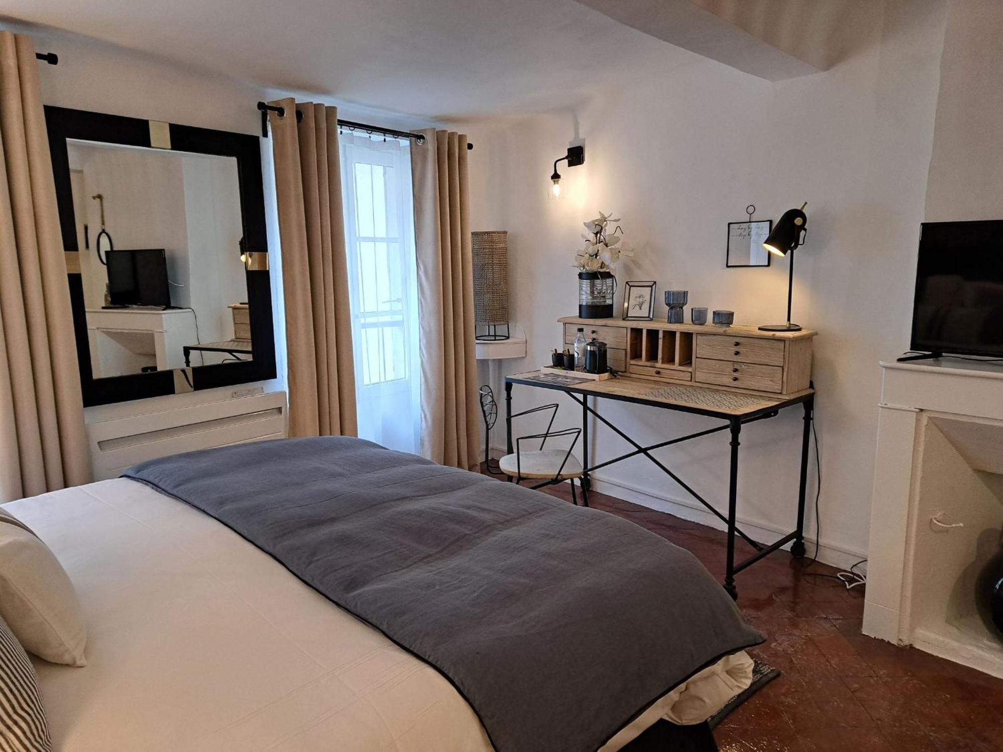 Hotel Le Patio De Sophie Sisteron Bagian luar foto