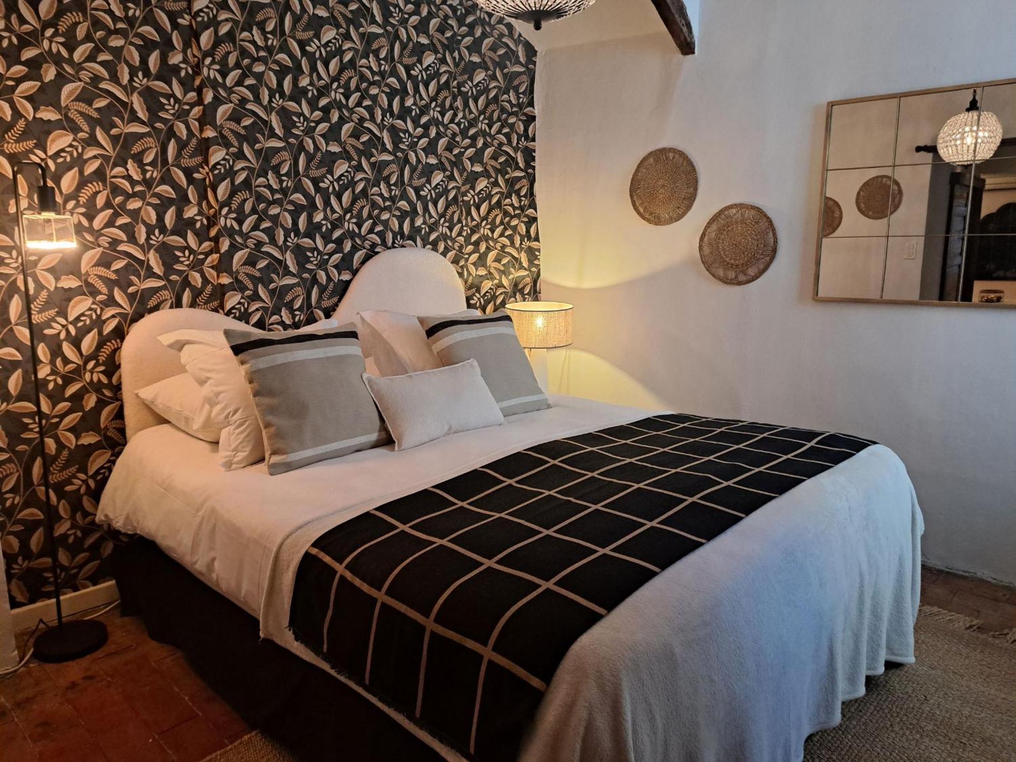 Hotel Le Patio De Sophie Sisteron Bagian luar foto
