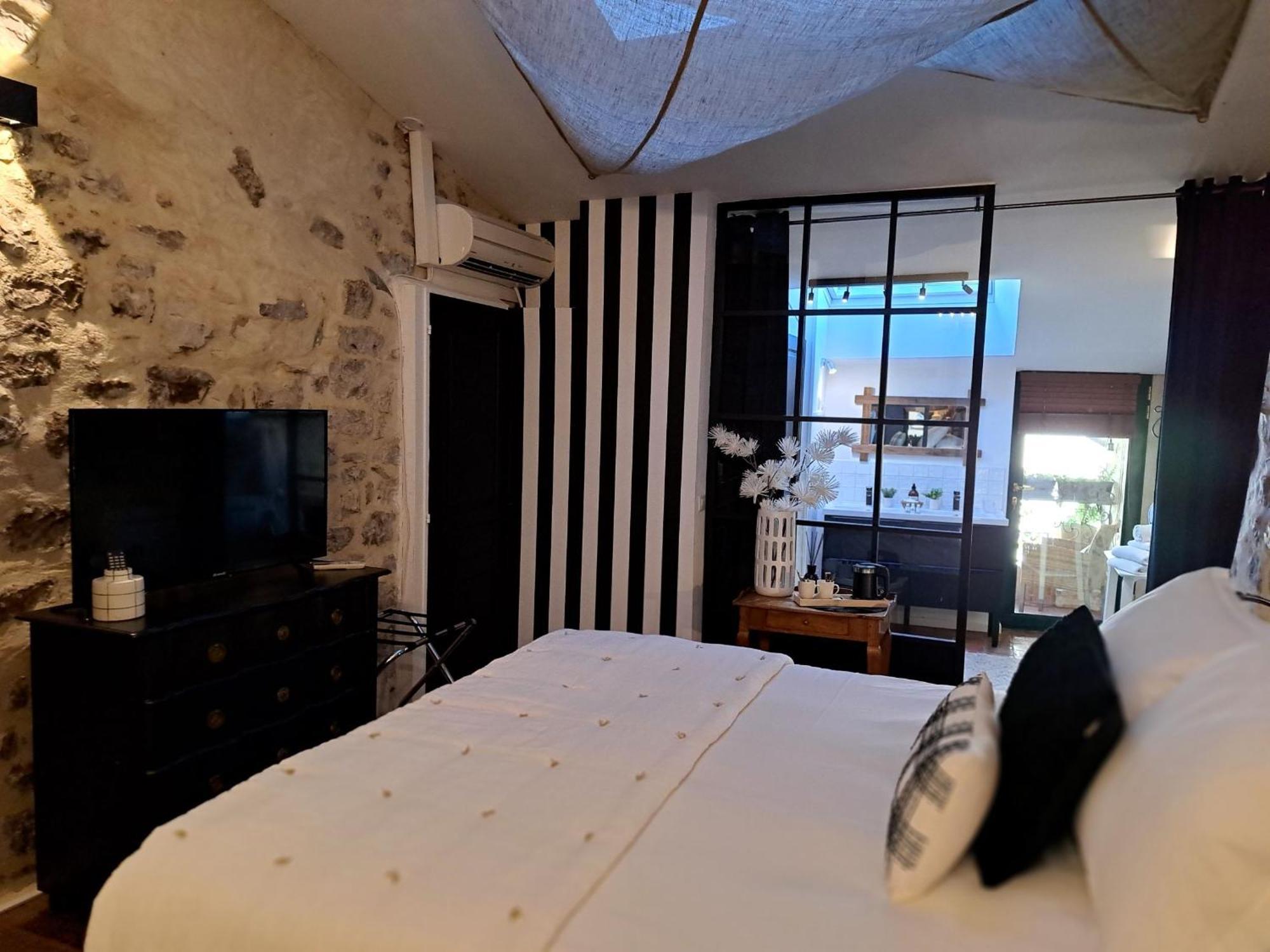 Hotel Le Patio De Sophie Sisteron Ruang foto